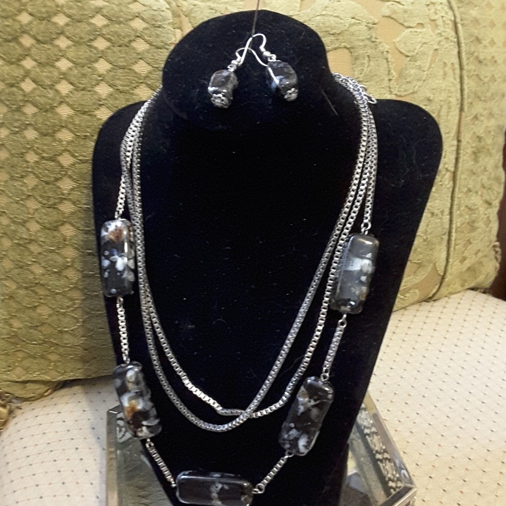 Necklace and earring set